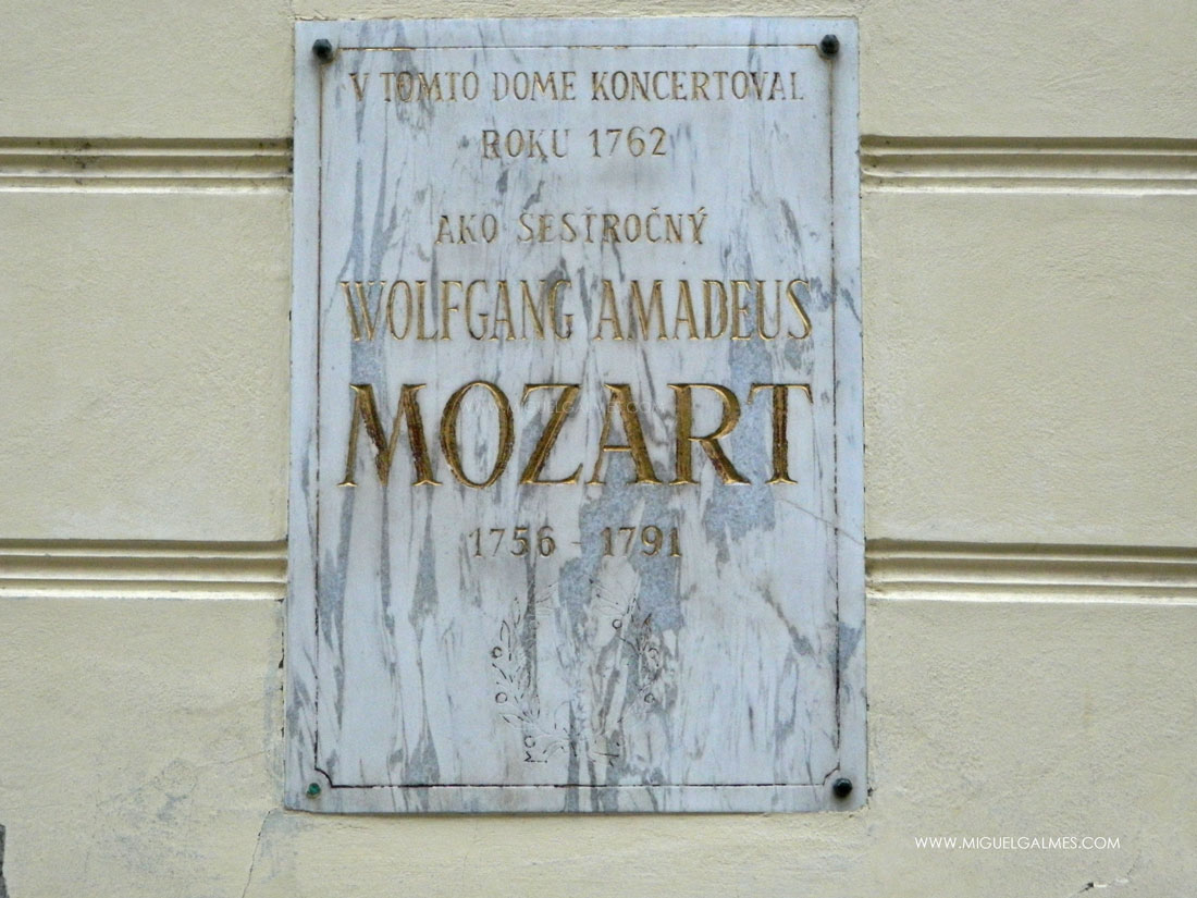 Wolfgang Amadeus Mozart realizó su primer concierto público a la edad de 6 años en Bratislava, en el Palacio del conde Pálffy. Por la ciudad también pasaron Beethoven, Litz, Hayden y otros muchos compositores.