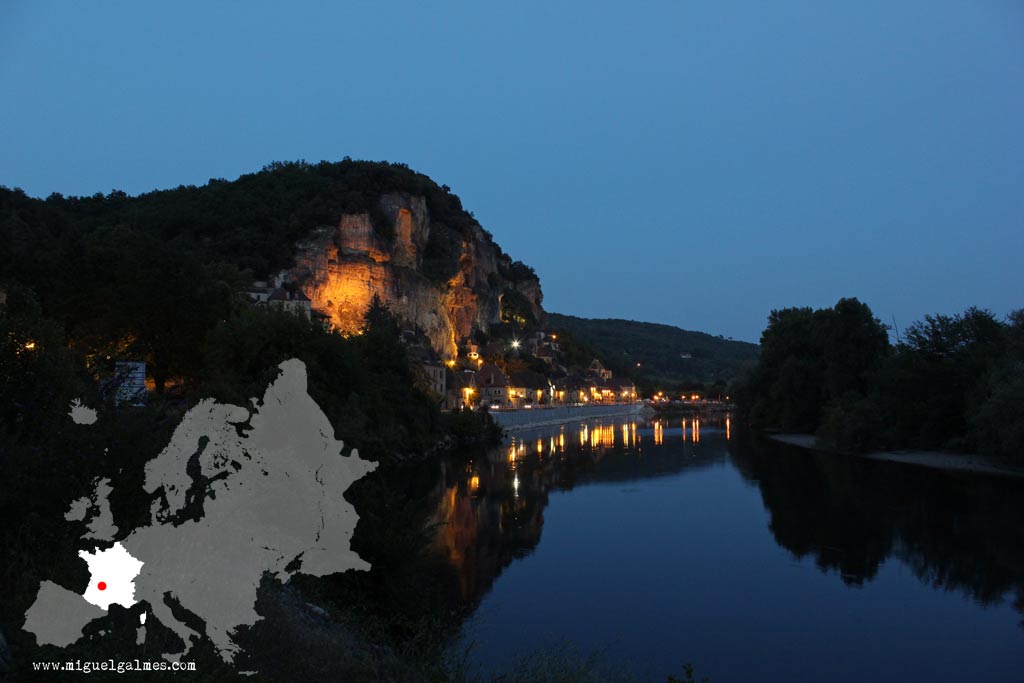 La Roque-Gageac, viviendo al pié del acantilado. La Roque-Gageac, viviendo al pié del acantilado.